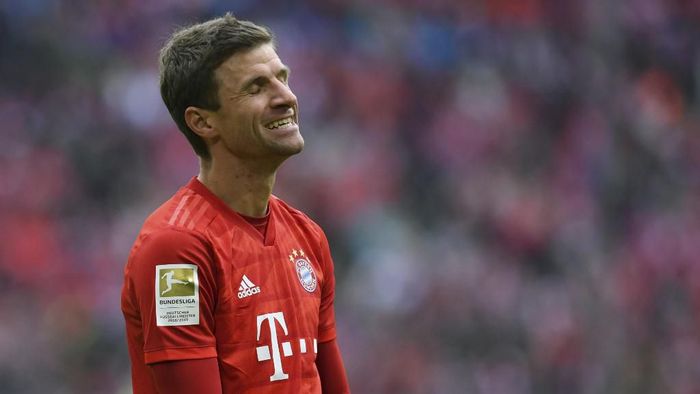 Bayern Munichs German forward Thomas Mueller reacts during the German first division Bundesliga football match FC Bayern Munich vs TSG 1899 Hoffenheim in Munich, southern Germany, on October 5, 2019. (Photo by Christof STACHE / AFP) / DFL REGULATIONS PROHIBIT ANY USE OF PHOTOGRAPHS AS IMAGE SEQUENCES AND/OR QUASI-VIDEO