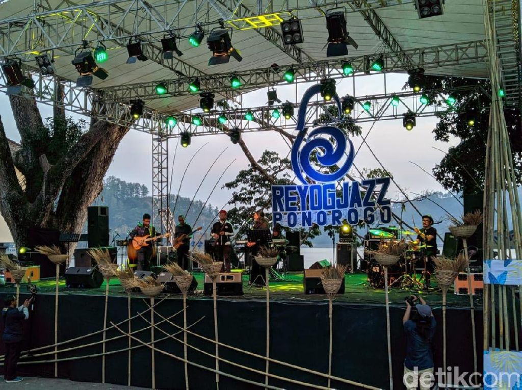 Melihat Pertunjukan Reog Ponorogo dengan Iringan Musik Jazz Melihat Pertunjukan Reog Ponorogo dengan Iringan Musik Jazz