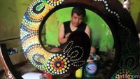 Melihat Pembuatan Souvenir dari Kayu yang Tembus Mancanegara