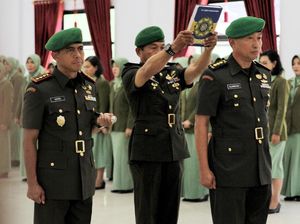 Copot Jabatan Perwira Gegara Istri Nyinyir, TNI Dikritik Copot Jabatan Perwira Gegara Istri Nyinyir, TNI Dikritik