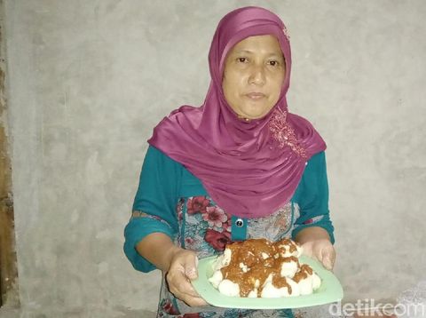 Nikmat! Makan Geblek yang Gurih Hangat Ditemani Secangkir Kopi