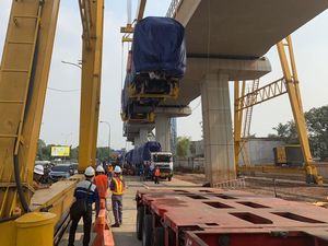 Tiba di Jakarta, Kereta LRT Mulai Diangkut ke Lintasan
