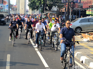Video Anies Uji Coba Jalur Sepeda Fase 2 Bareng Artis