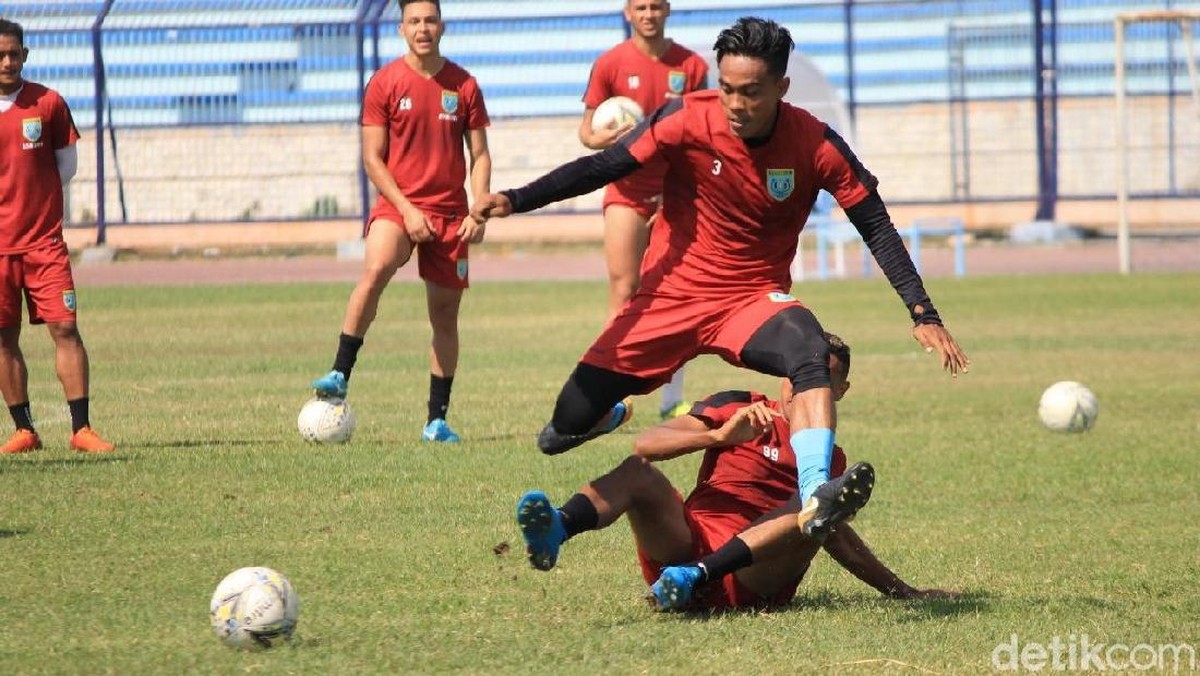 Pemain Persela Lamongan dalam latihan, Sabtu (12/10). (Foto: Eko Sudjarwo/detikcom)