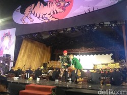 Berbatik dan Blangkon, Muhadjir Wayangan Bareng Ki Manteb Soedharsono