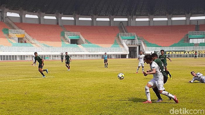 Timnas Indonesia U-19 bermain imbang 0-0 dengan Tira Persikabo di laga uji coba. (Foto: Adhi Indra Prasetya/Detikcom) Timnas Indonesia U-19 bermain imbang 0-0 dengan Tira Persikabo di laga uji coba. (Foto: Adhi Indra Prasetya/Detikcom)