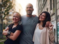 Kisah Istri Bantu Suami Nikahi Mantan Pacar, Kini Mereka Bertiga Hidup Bersama