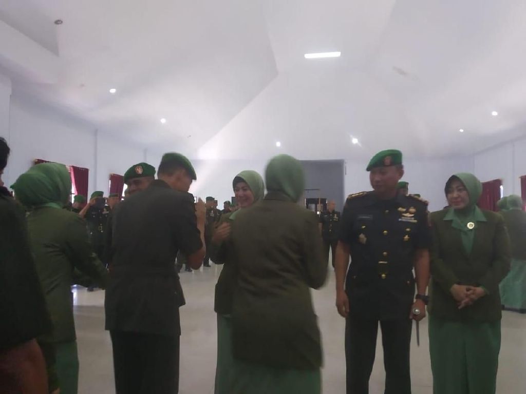 Istri Menangis Usai Kolonel Hendi Dicopot dari Dandim Kendari Istri Menangis Usai Kolonel Hendi Dicopot dari Dandim Kendari
