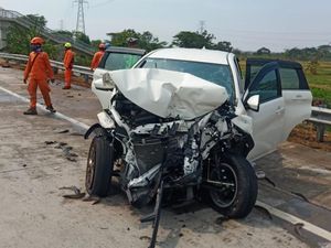 Sebuah SUV Ringsek Usai Tabrak Pikap Muat Lele di Tol Gempol-Pasuruan