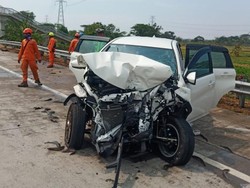 Sebuah SUV Ringsek Usai Tabrak Pikap Muat Lele di Tol Gempol-Pasuruan