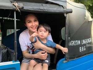 Bahagia Dalam Kesederhanaan Sandra Dewi Temani Anak Naik Bajaj Bahagia Dalam Kesederhanaan Sandra Dewi Temani Anak Naik Bajaj