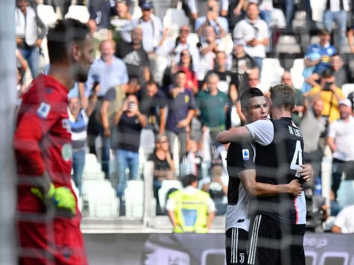 Cristiano Ronaldo dan Matthijs De Ligt dinilai mempunyai kemiripan. (Foto: Andreas Solaro/AFP) Cristiano Ronaldo dan Matthijs De Ligt dinilai mempunyai kemiripan. (Foto: Andreas Solaro/AFP)