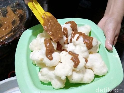 Nikmat! Makan Geblek yang Gurih Hangat Ditemani Secangkir Kopi