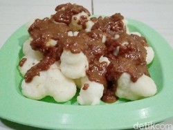 Nikmat! Makan Geblek yang Gurih Hangat Ditemani Secangkir Kopi