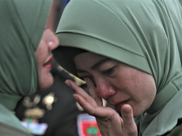 Tangis Istri Kolonel Hendi Usai Suami Dicopot dari Dandim Kendari
