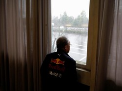 Turis di Jepang Dibuat Penasaran Sama Topan Super