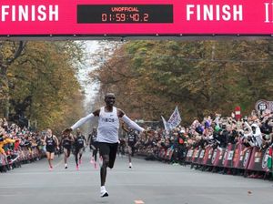 Eliud Kipchoge Pecahkan Rekor Dunia Maraton, Catat Waktu Kurang dari 2 Jam Eliud Kipchoge Pecahkan Rekor Dunia Maraton, Catat Waktu Kurang dari 2 Jam