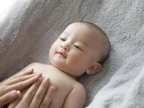 Mudah Dilakukan 5 Teknik Pijat untuk Atasi Bayi Kembung