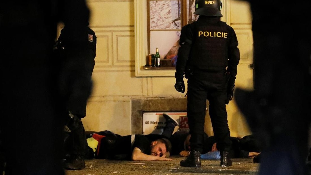 Fans Inggris dilumpuhkan polisi usai berbuat onar di Praha (Foto: REUTERS/Bernadett Szabo)