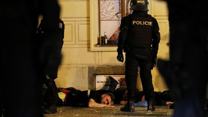 Fans Inggris dilumpuhkan polisi usai berbuat onar di Praha (Foto: REUTERS/Bernadett Szabo) Fans Inggris dilumpuhkan polisi usai berbuat onar di Praha (Foto: REUTERS/Bernadett Szabo)