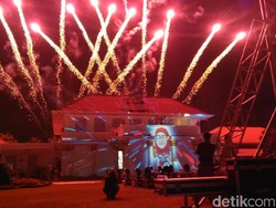 Ada Captain Marvel Berjilbab Merah di Pesta Rakyat HUT Jatim