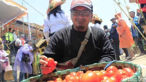 Bukan di Spanyol, Ini Perang Tomat di Bandung
