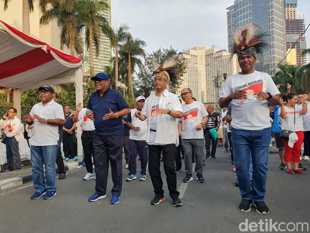Ikut Aksi Solidaritas, Menhub Senam Maumere Bersama Pejabat-Warga Papua Ikut Aksi Solidaritas, Menhub Senam Maumere Bersama Pejabat-Warga Papua