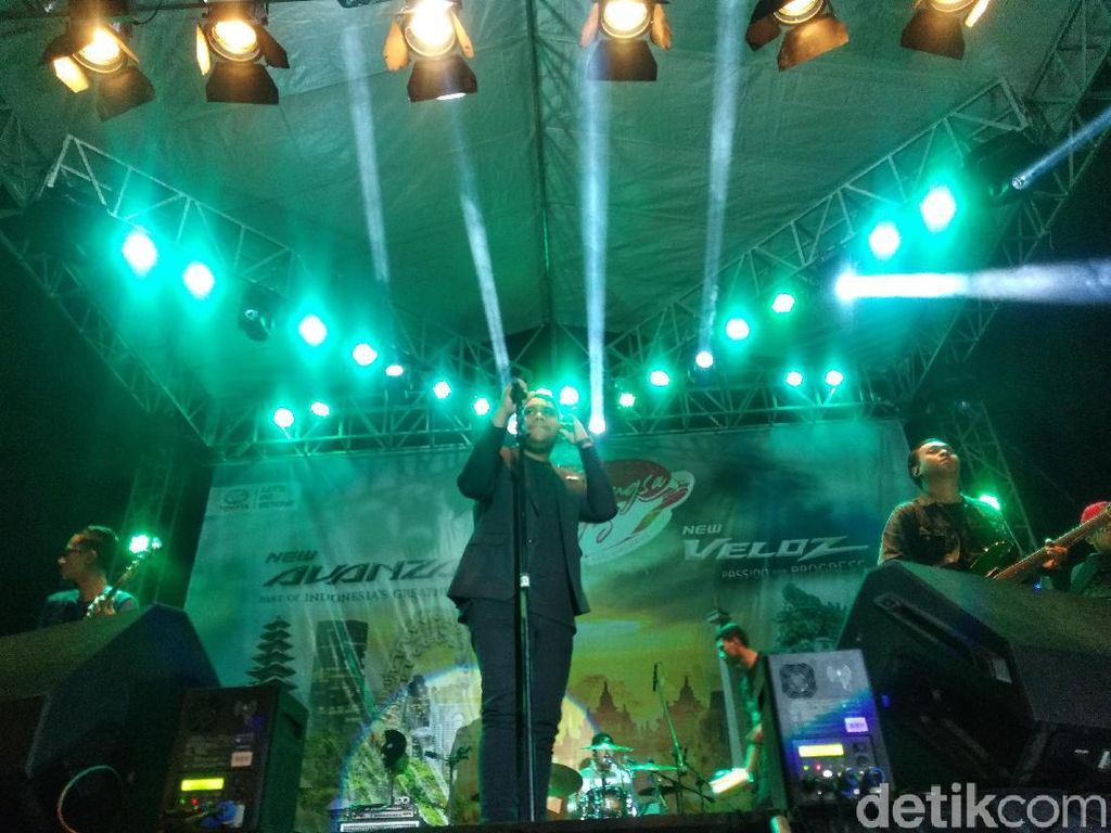 Andmesh Hangatkan Malam di Manado Andmesh Hangatkan Malam di Manado