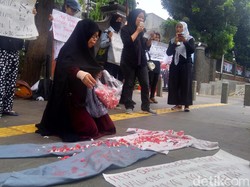 Aksi di Depan Polda Metro, Emak-emak Sedih Lihat Pelajar Jadi Korban Demo