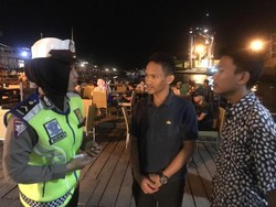 Malam-Malam Polwan di Sulsel Sosialisasi Aturan Lalu Lintas