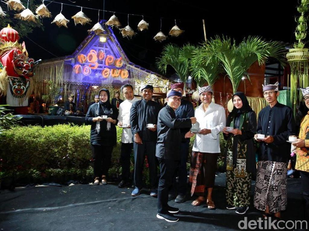 Tradisi Minum Kopi ala Suku Osing di Festival Ngopi Sepuluh Ewu Tradisi Minum Kopi ala Suku Osing di Festival Ngopi Sepuluh Ewu
