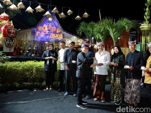 Tradisi Minum Kopi ala Suku Osing di Festival Ngopi Sepuluh Ewu Tradisi Minum Kopi ala Suku Osing di Festival Ngopi Sepuluh Ewu