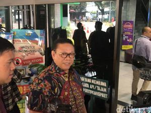 Agung Laksono Juga Jenguk Wiranto di RSPAD Agung Laksono Juga Jenguk Wiranto di RSPAD
