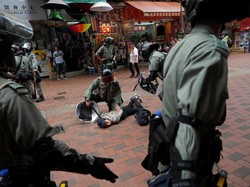 Hong Kong Kembali Rusuh, Polisi Kejar Demonstran Sampai Masuk Mal