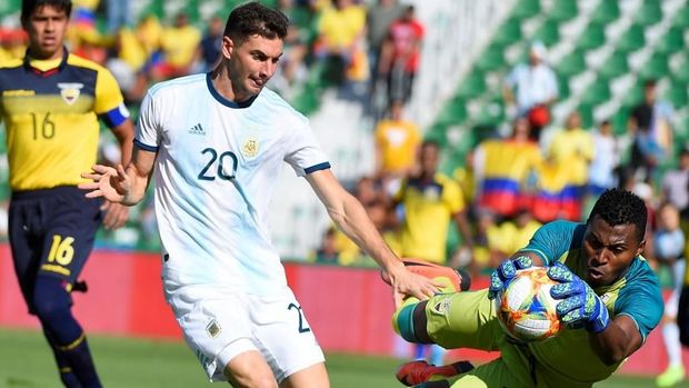 Lucas Alario (kiri) jadi pembuka keunggulan Argentina.