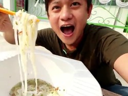 Bukan Mangkuk, Youtuber Ini Makan Bakso Pakai Dudukan Kloset Jongkok