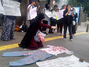 Protes Kekerasan Aparat Saat Demo, Emak-emak Tabur Bunga di Depan Polda Metro