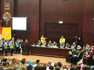 Suami Istri Ini Dikukuhkan Berbarengan Jadi Profesor UI