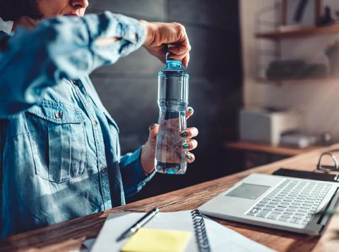 Air di Botol Plastik Kena Panas, Bisa Picu Kanker Payudara?