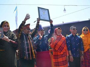 Kota Bima Pecahkan Rekor MURI Pakaian Adat Rimpu Terbanyak