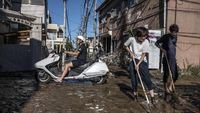 Warga Jepang Bersihkan Sisa Lumpur Pascabanjir
