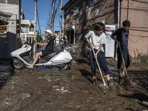 Warga Jepang Bersihkan Sisa Lumpur Pascabanjir Warga Jepang Bersihkan Sisa Lumpur Pascabanjir
