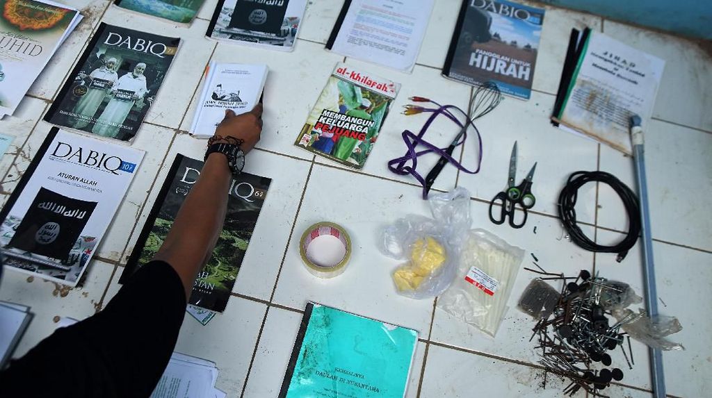 Penampakan Panduan Jihad-Buku ISIS di Rumah Teroris Bekasi