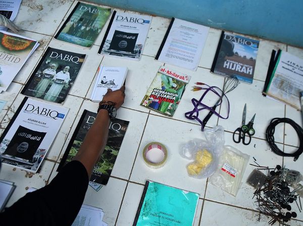 Penampakan Panduan Jihad-Buku ISIS di Rumah Teroris Bekasi