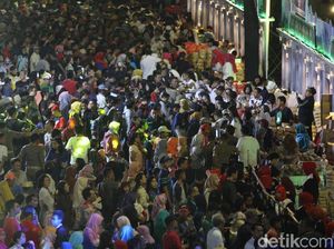 Ribuan Warga Nikmati Kuliner Gratis dalam Pesta Rakyat HUT Jatim Ribuan Warga Nikmati Kuliner Gratis dalam Pesta Rakyat HUT Jatim