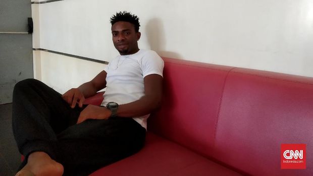 Osas Saha, Liburan Berujung Jadi WNI