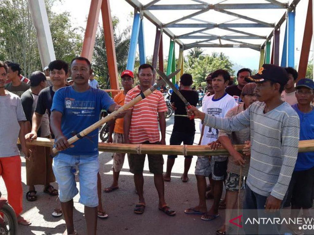 Tak Mau Pindah Domisili ke Sulteng, Warga Gorontalo Blokade Jalan Perbatasan Tak Mau Pindah Domisili ke Sulteng, Warga Gorontalo Blokade Jalan Perbatasan