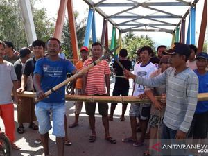 Tak Mau Pindah Domisili ke Sulteng, Warga Gorontalo Blokade Jalan Perbatasan Tak Mau Pindah Domisili ke Sulteng, Warga Gorontalo Blokade Jalan Perbatasan