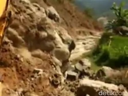 Video Dua Siswi Naik Ekskavator Viral di Media Sosial