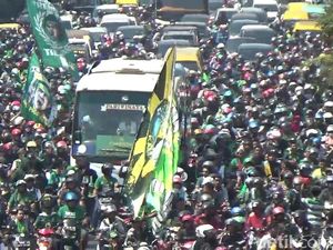 Ribuan Bonek Arak Tim Persebaya U-20 yang Juara Liga 1